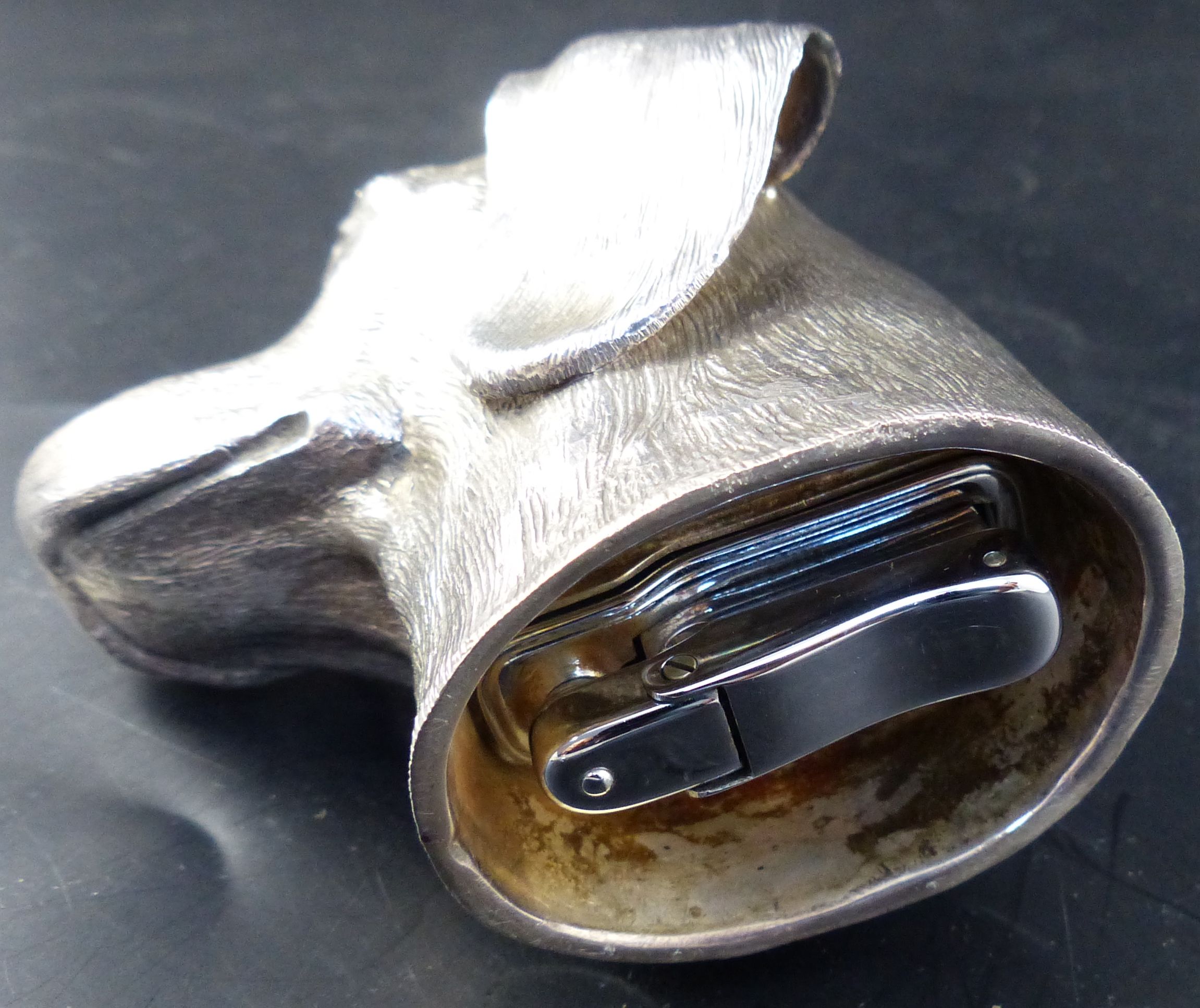 A modern silver mounted table lighter modelled as a dogs head, 7cm.